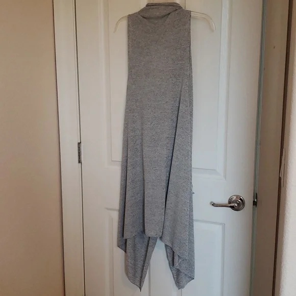 Ladie's sleeveless vest/wrap - Picture 2 of 5